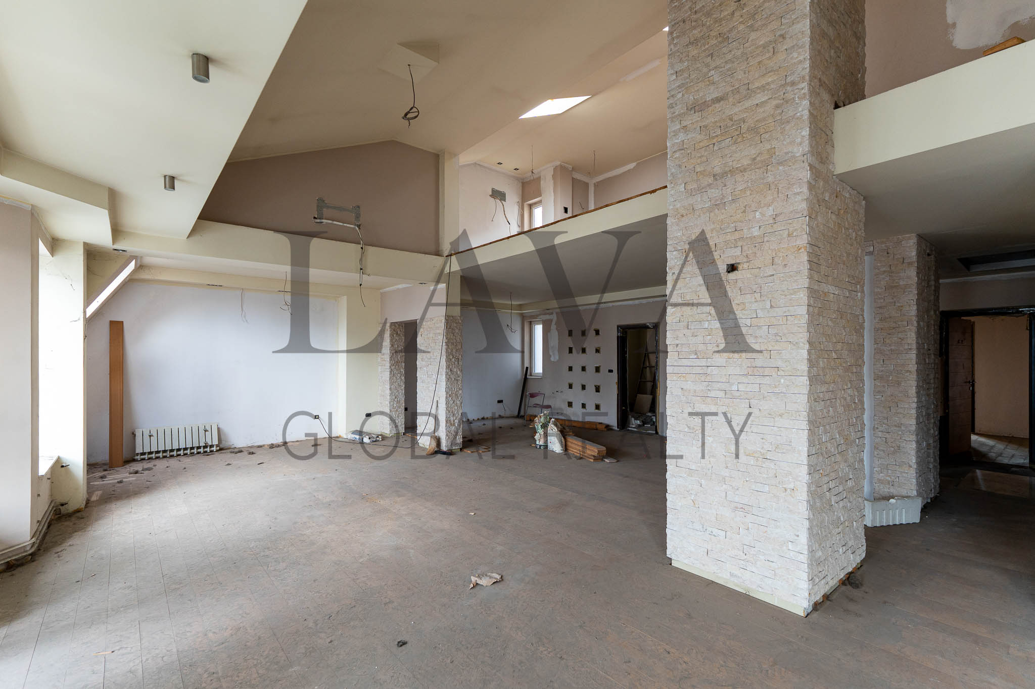 Prostran duplex od 318 m² sa duplom visinom dnevnog boravka